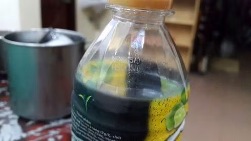 Một trong số các chai C2 ô long miễn phí, hạn sử dụng đến 15/9/2015 mà em Thảo đã nhận (ảnh: T.Q)