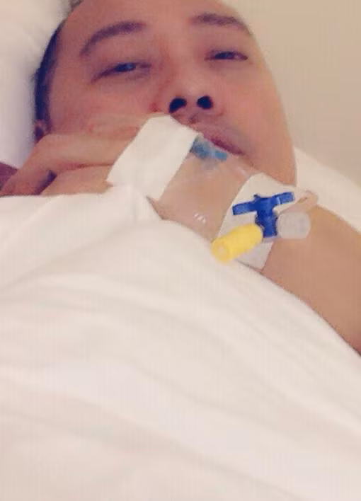 Hinh ảnh nhà thiết kế Võ Việt Chung nằm trong bệnh viện sau vụ cướp được anh chia sẻ trên trang cá nhân.