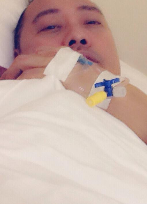 Hinh ảnh nhà thiết kế Võ Việt Chung nằm trong bệnh viện sau vụ cướp được anh chia sẻ trên trang cá nhân. Hinh ảnh nhà thiết kế Võ Việt Chung nằm trong bệnh viện sau vụ cướp được anh chia sẻ trên trang cá nhân.