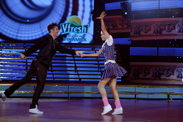 Giám khảo Khánh Thi nhận xét, nếu không xem clip thì đã không biết Minh Hằng bị đau chân. Phần đầu Minh Hằng biểu diễn ổn, tuy nhiên sang đến đoạn giữa và kết thúc có sự chệch choạc. Giám khảo Khánh Thi nhận xét, nếu không xem clip thì đã không biết Minh Hằng bị đau chân. Phần đầu Minh Hằng biểu diễn ổn, tuy nhiên sang đến đoạn giữa và kết thúc có sự chệch choạc.