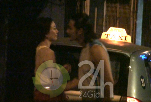 Cảnh chia tay thân mật của hai người trong đêm khuya gây tò mò. (Theo 24h) Cảnh chia tay thân mật của hai người trong đêm khuya gây tò mò. (Theo 24h)