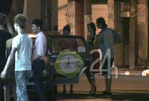 Gần 3h sáng Ngọc Ngoan mới ăn đêm xong, Quách Ngọc Ngoan đưa hai cô gái lên chiếc taxi và đi cùng. Gần 3h sáng Ngọc Ngoan mới ăn đêm xong, Quách Ngọc Ngoan đưa hai cô gái lên chiếc taxi và đi cùng.