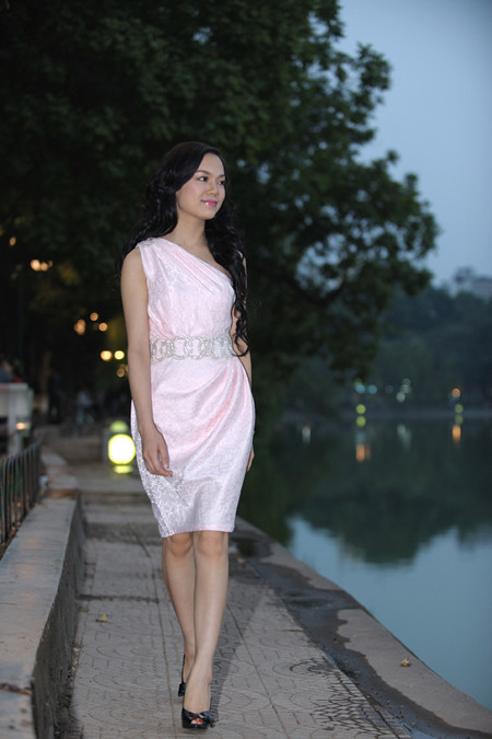 Nữ ca sỹ Hà Hoài Thu bày tỏ quan điểm chuyện hôn nhân: Thu luôn “thoả thuận” với người đàn ông của mình từ trước rằng, nếu thực sự yêu nhau mà khi không còn tình cảm nữa, thì hãy dành lời chia tay cho phụ nữ. Bởi đó là sự yêu thương cuối cùng dành cho nhau. Người phụ nữ mà bị động trong chuyện tình cảm thì họ rất dễ tuột dốc, và phải rất lâu sau mới lấy lại được cân bằng. Để người phụ nữ chủ động nói lời chia tay, thì họ sẽ nhẹ nhõm hơn, và ít “vật vã” hơn. Nữ ca sỹ Hà Hoài Thu bày tỏ quan điểm chuyện hôn nhân: Thu luôn “thoả thuận” với người đàn ông của mình từ trước rằng, nếu thực sự yêu nhau mà khi không còn tình cảm nữa, thì hãy dành lời chia tay cho phụ nữ. Bởi đó là sự yêu thương cuối cùng dành cho nhau. Người phụ nữ mà bị động trong chuyện tình cảm thì họ rất dễ tuột dốc, và phải rất lâu sau mới lấy lại được cân bằng. Để người phụ nữ chủ động nói lời chia tay, thì họ sẽ nhẹ nhõm hơn, và ít “vật vã” hơn.