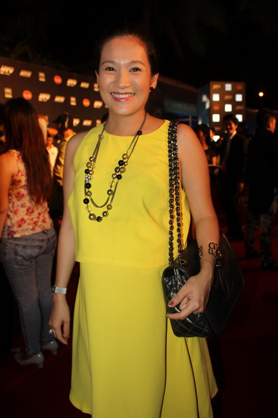 Bình Minh tâm sự, anh luôn biết ơn sự hy sinh thầm lặng của bà xã để anh có thể toàn tâm, toàn ý cho sự nghiệp. Mỗi thành công của anh đều có bóng dáng của Anh Thơ đúng như người đời vẫn nói: “Sau thành công của người đàn ông là một người phụ nữ”. (Theo VietNamNet) Bình Minh tâm sự, anh luôn biết ơn sự hy sinh thầm lặng của bà xã để anh có thể toàn tâm, toàn ý cho sự nghiệp. Mỗi thành công của anh đều có bóng dáng của Anh Thơ đúng như người đời vẫn nói: “Sau thành công của người đàn ông là một người phụ nữ”. (Theo VietNamNet)