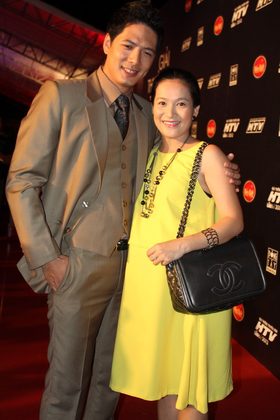 Là MC cho buổi lễ trao giải HTV Award 2012, nhưng Bình Minh lại may mắn dành được giải thưởng nam diễn viên được yêu thích nhất. Khi bước lên nhận giải thưởng ý nghĩa trong sự nghiệp diễn xuất, chàng diễn viên xứ Lạng không quên nhắn gửi đến bà xã những lời yêu thương, ngọt ngào: “Hôm nay Lê Phương có bầu được nhận giải, chắc tôi cũng gặp may mắn nhờ vợ mang bầu. Cảm ơn em trong thời gian qua đã cho anh tắm trong dòng suối yêu thương và sự cảm thông. Cảm ơn em yêu rất nhiều!”. Là MC cho buổi lễ trao giải HTV Award 2012, nhưng Bình Minh lại may mắn dành được giải thưởng nam diễn viên được yêu thích nhất. Khi bước lên nhận giải thưởng ý nghĩa trong sự nghiệp diễn xuất, chàng diễn viên xứ Lạng không quên nhắn gửi đến bà xã những lời yêu thương, ngọt ngào: “Hôm nay Lê Phương có bầu được nhận giải, chắc tôi cũng gặp may mắn nhờ vợ mang bầu. Cảm ơn em trong thời gian qua đã cho anh tắm trong dòng suối yêu thương và sự cảm thông. Cảm ơn em yêu rất nhiều!”.