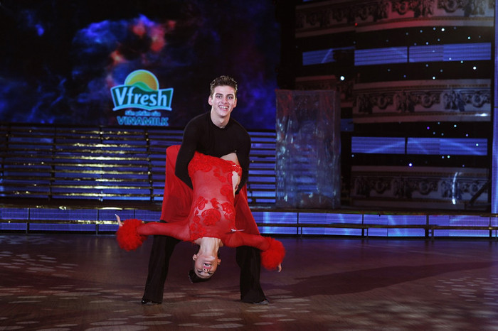 Chí Anh nhận xét: "Đêm đầu tiên không ấn tượng lắm, đêm tiếp theo cũng không thật sự ấn tượng cho đến ngày hôm nay, Anh Thư mặc bộ đỏ xé lồng đi ra thì điệu nhảy này dành cho Anh Thư".