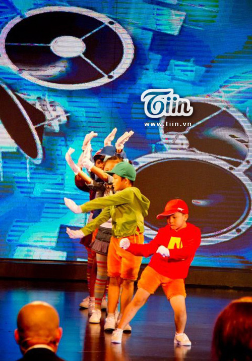 Bước ra sân khấu với trang phục của các nhân vật hoạt hình rất gần gũi với các em nhỏ như sóc con biết nói Alvin, Baby Action lôi kéo tất cả sự chú ý của khán giả và Ban giám khảo. “Nhanh như sóc, dẻo như lươn và đáng yêu như Baby Action”, giám khảo Huy Tuấn không tiếc lời tán thưởng những "chú sóc con" vô cùng dễ thương trên sân khấu Bán kết 7 Vietnam’s Got Talent đêm 15/4. Bước ra sân khấu với trang phục của các nhân vật hoạt hình rất gần gũi với các em nhỏ như sóc con biết nói Alvin, Baby Action lôi kéo tất cả sự chú ý của khán giả và Ban giám khảo. “Nhanh như sóc, dẻo như lươn và đáng yêu như Baby Action”, giám khảo Huy Tuấn không tiếc lời tán thưởng những "chú sóc con" vô cùng dễ thương trên sân khấu Bán kết 7 Vietnam’s Got Talent đêm 15/4.