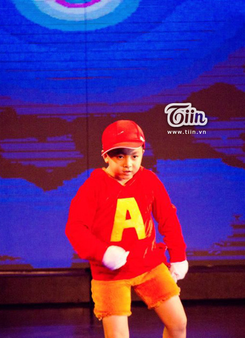 Đến với đêm bán kết 7, "sóc con" đường phố đã xử lý tiết mục rất thông minh, tận dụng và phát huy được hết khả năng của các thành viên. Cả nhóm chọn nhạc sôi nổi, hào hứng để làm nền cho những động tác nhanh, đáng yêu, dứt khoát. Đặc biệt ấn tượng là "chú sóc" mặc áo đỏ có in chữ A trình diễn với vai trò chủ đạo của nhóm. Còn cậu bé mặc áo xanh gây bất ngờ bởi sự dẻo dai, thực hiện những động tác lộn nhào, uốn dẻo cực khó. (Theo Tiin.vn) Đến với đêm bán kết 7, "sóc con" đường phố đã xử lý tiết mục rất thông minh, tận dụng và phát huy được hết khả năng của các thành viên. Cả nhóm chọn nhạc sôi nổi, hào hứng để làm nền cho những động tác nhanh, đáng yêu, dứt khoát. Đặc biệt ấn tượng là "chú sóc" mặc áo đỏ có in chữ A trình diễn với vai trò chủ đạo của nhóm. Còn cậu bé mặc áo xanh gây bất ngờ bởi sự dẻo dai, thực hiện những động tác lộn nhào, uốn dẻo cực khó. (Theo Tiin.vn)