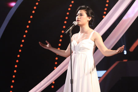 Đêm bán kết cuối cùng của chương trình Tìm kiếm tài năng – Vietnam’s Got Talent đã khép lại vào tối qua. Tuy nhiên thực sự để lại ấn tượng chỉ có Nguyễn Hương Thảo. Từng được gọi là "nàng tiên cá" với giọng hát trong vắt, Thảo đưa khán giả đến không gian của nhà hát opera để lắng nghe ca khúc Think Of Me (trích từ vở nhạc kịch Phantom of the opera). Giọng hát trong sáng, giàu cảm xúc và lần này, hình ảnh của Thảo cũng được đầu tư kỹ hơn trên sân khấu khiến tiết mục của cô thực sự thu hút sự chú ý của khán giả. (Theo Đất Việt) Đêm bán kết cuối cùng của chương trình Tìm kiếm tài năng – Vietnam’s Got Talent đã khép lại vào tối qua. Tuy nhiên thực sự để lại ấn tượng chỉ có Nguyễn Hương Thảo. Từng được gọi là "nàng tiên cá" với giọng hát trong vắt, Thảo đưa khán giả đến không gian của nhà hát opera để lắng nghe ca khúc Think Of Me (trích từ vở nhạc kịch Phantom of the opera). Giọng hát trong sáng, giàu cảm xúc và lần này, hình ảnh của Thảo cũng được đầu tư kỹ hơn trên sân khấu khiến tiết mục của cô thực sự thu hút sự chú ý của khán giả. (Theo Đất Việt)
