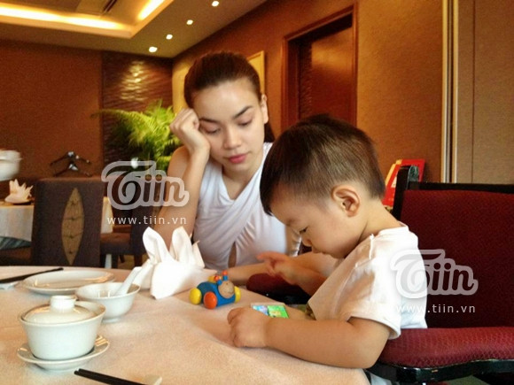 Sau đó, cô còn đưa con trai đi ăn. Đây là những hình ảnh rất hiếm của 2 mẹ con Hà Hồ. (Theo Tiin) Sau đó, cô còn đưa con trai đi ăn. Đây là những hình ảnh rất hiếm của 2 mẹ con Hà Hồ. (Theo Tiin)