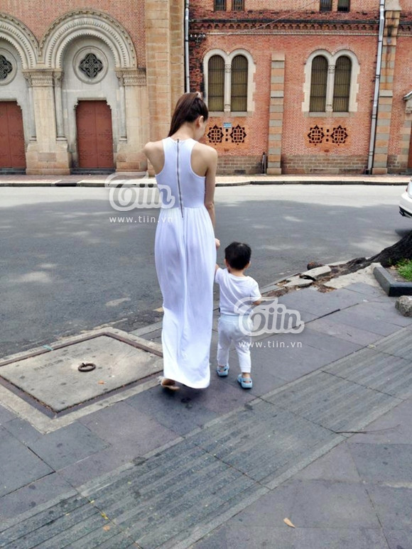Hà Hồ khoe dáng thon khi diện váy trắng dài thướt tha. Bé Subeo cũng "tông xuyệt tông" với mẹ luôn.