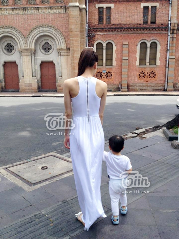 Hôm qua (15/4), Cường Đôla đã post trên trang cá nhân facebook của mình hình ảnh chị Hà Hồ dẫn bé Subeo đi ăn và đi dạo nhà thờ Đức Bà. Hôm qua (15/4), Cường Đôla đã post trên trang cá nhân facebook của mình hình ảnh chị Hà Hồ dẫn bé Subeo đi ăn và đi dạo nhà thờ Đức Bà.