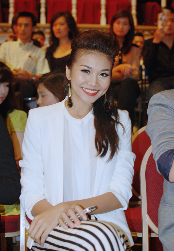 Thanh Hằng xuất hiện trên hàng ghế VIP của liveshow Bước nhảy hoàn vũ tối qua 15/4 trong trang phục trắng muốt gợi cảm. Thanh Hằng xuất hiện trên hàng ghế VIP của liveshow Bước nhảy hoàn vũ tối qua 15/4 trong trang phục trắng muốt gợi cảm.