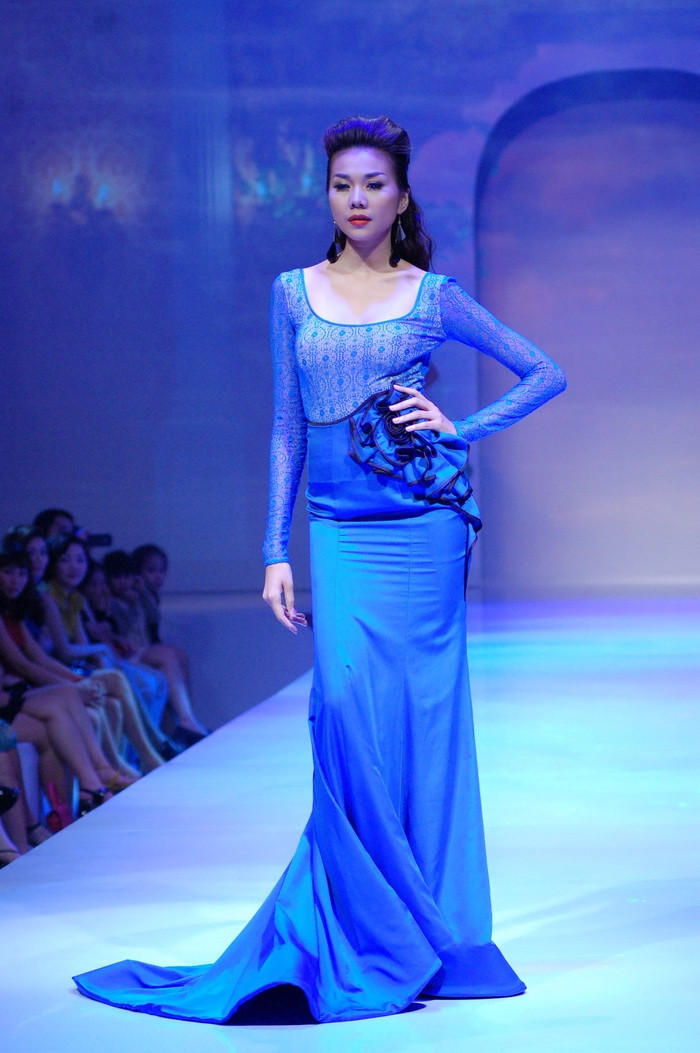 Đôi chân dài hơn 1m cùng thân hình chuẩn khiến cho Thanh Hằng nổi bật trên sân khấu.