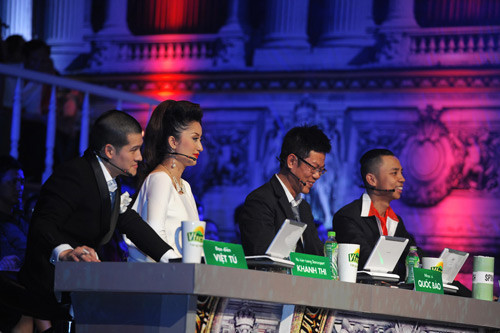 Trong lần xuất hiện đầu tiên trên vai trò giám khảo của Bước nhảy hoàn vũ 2012, Việt Tú phô diễn kiến thức và cá tính quá đà nên đâm ra phản tác dụng. Trong tất cả các lời nhận xét, Việt Tú đều cố gắng thể hiện hiểu biết của mình trên tất cả các lĩnh vực. Đặc biệt, trong phần nhận xét về phần thi của Ngọc Ngoan, Việt Tú đã đọc một tràng dài thống kê về cuộc Tổng điều tra dân số có thể nói là khá vô duyên. Nhiều người có cảm giác khó chịu trước sự liệt kê tràng giang đại hải đó. Có lẽ Việt Tú đang cố gắng tạo ra sự khác biệt khi luôn có những câu nói gây chú ý? Tuy nhiên, anh đã không thể có được sự duyên dáng, sắc sảo, hài hước và tình cảm của công chúng như đạo diễn Lê Hoàng. Trong lần xuất hiện đầu tiên trên vai trò giám khảo của Bước nhảy hoàn vũ 2012, Việt Tú phô diễn kiến thức và cá tính quá đà nên đâm ra phản tác dụng. Trong tất cả các lời nhận xét, Việt Tú đều cố gắng thể hiện hiểu biết của mình trên tất cả các lĩnh vực. Đặc biệt, trong phần nhận xét về phần thi của Ngọc Ngoan, Việt Tú đã đọc một tràng dài thống kê về cuộc Tổng điều tra dân số có thể nói là khá vô duyên. Nhiều người có cảm giác khó chịu trước sự liệt kê tràng giang đại hải đó. Có lẽ Việt Tú đang cố gắng tạo ra sự khác biệt khi luôn có những câu nói gây chú ý? Tuy nhiên, anh đã không thể có được sự duyên dáng, sắc sảo, hài hước và tình cảm của công chúng như đạo diễn Lê Hoàng.