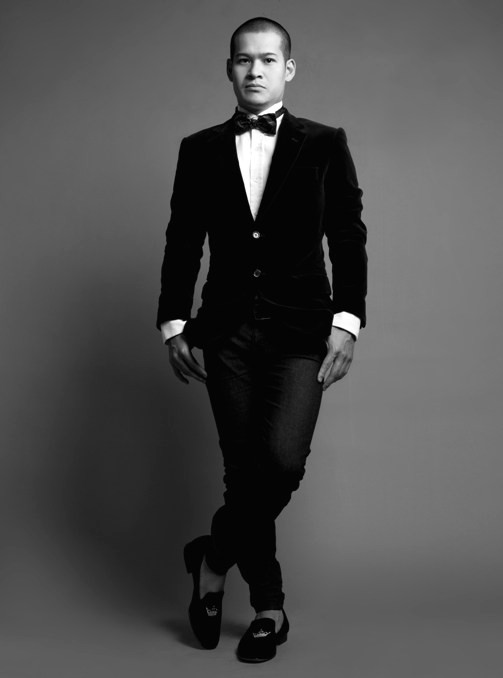 Đặc biệt, sau khi nói rằng đã “phải lòng Minh Quân từ Cặp đôi hoàn hảo”, anh đã cố gắng thể hiện sự “phải lòng” đó bằng cách “hỏi ngoài lề” rằng “28/4 Minh Quân có dỗi không, chạy sô cho tôi ở Đà Nẵng được không?”. Việc lợi dụng phần nhận xét của mình để PR một cách lộ liễu cho chương trình của mình không chỉ thể hiện ở phần nhận xét của Minh Quân. Trong phần thi của của chị Chanh, anh cũng “khéo léo” PR cho bộ phim sắp được bấm máy của mình. (Theo Eva) Đặc biệt, sau khi nói rằng đã “phải lòng Minh Quân từ Cặp đôi hoàn hảo”, anh đã cố gắng thể hiện sự “phải lòng” đó bằng cách “hỏi ngoài lề” rằng “28/4 Minh Quân có dỗi không, chạy sô cho tôi ở Đà Nẵng được không?”. Việc lợi dụng phần nhận xét của mình để PR một cách lộ liễu cho chương trình của mình không chỉ thể hiện ở phần nhận xét của Minh Quân. Trong phần thi của của chị Chanh, anh cũng “khéo léo” PR cho bộ phim sắp được bấm máy của mình. (Theo Eva)