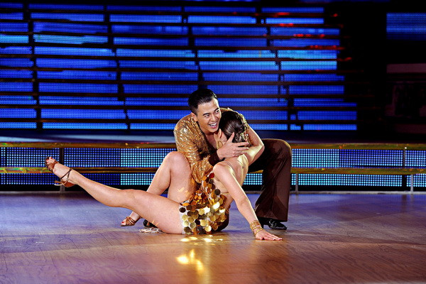 MC Tuấn Tú chia sẻ cảm xúc sau khi bị loại khỏi BNHV: Tú không hề đoán trước được là mình sẽ bị loại, nhưng có lẽ vì Tú là MC, đã quen với những áp lực khi nghe công bố kết quả rồi nên có thể bình thản đến vậy. Bước nhảy hoàn vũ là một cuộc chơi, và nếu mình chơi không tốt thì phải dừng lại thôi. Biết rằng cuộc chơi thì ai cũng mong muốn mình là người giành chiến thắng, nhưng nếu Tú bộc lộ quá nhiều cảm xúc lúc đó thì sợ niềm vui của những người được đi tiếp sẽ không trọn vẹn. MC Tuấn Tú chia sẻ cảm xúc sau khi bị loại khỏi BNHV: Tú không hề đoán trước được là mình sẽ bị loại, nhưng có lẽ vì Tú là MC, đã quen với những áp lực khi nghe công bố kết quả rồi nên có thể bình thản đến vậy. Bước nhảy hoàn vũ là một cuộc chơi, và nếu mình chơi không tốt thì phải dừng lại thôi. Biết rằng cuộc chơi thì ai cũng mong muốn mình là người giành chiến thắng, nhưng nếu Tú bộc lộ quá nhiều cảm xúc lúc đó thì sợ niềm vui của những người được đi tiếp sẽ không trọn vẹn.