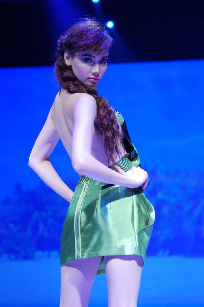 Để lộ những đường cong nóng bỏng của cơ thể.