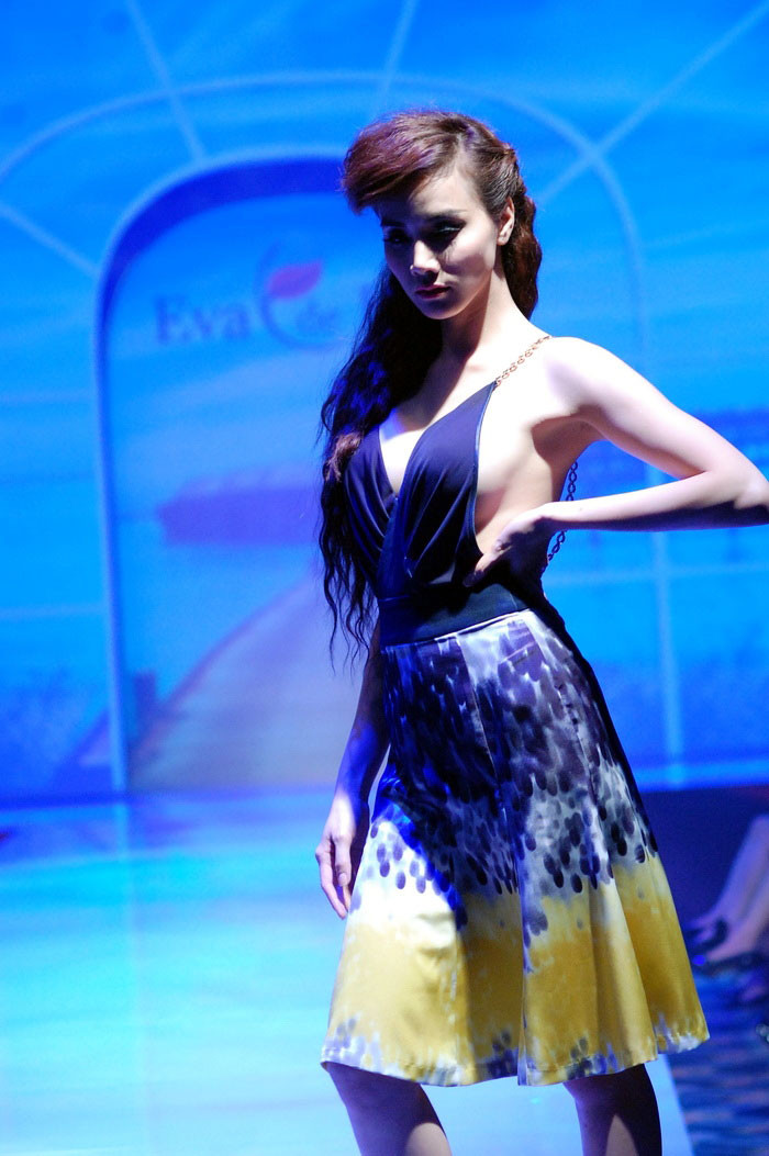 Một mẫu trang phục gợi cảm khác.