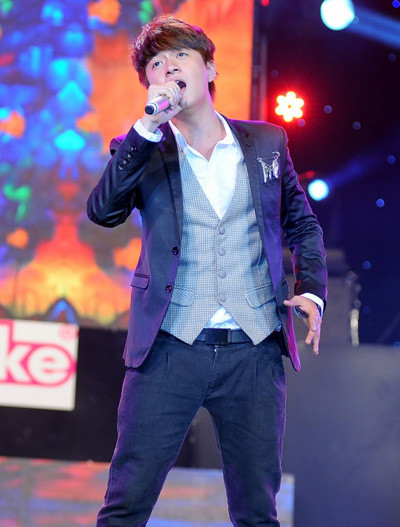 Scandal khiến nam ca sĩ phải ẩn mình một thời gian. Tối 15/4 tại TP HCM, Ngô Kiến Huy xuất hiện trở lại trên sân khấu ca nhạc và chọn ca khúc buồn thể hiện tâm tư mang tên Đằng sau một nụ cười. Một số fan thân thiết đến cổ vũ cho anh nhiệt tình. Scandal khiến nam ca sĩ phải ẩn mình một thời gian. Tối 15/4 tại TP HCM, Ngô Kiến Huy xuất hiện trở lại trên sân khấu ca nhạc và chọn ca khúc buồn thể hiện tâm tư mang tên Đằng sau một nụ cười. Một số fan thân thiết đến cổ vũ cho anh nhiệt tình.