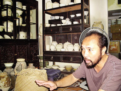 Phạm Dũng - học sỹ Xoày Trọng Chấm trong Hỏi xoáy đáp xoay là một tay chơi đồ cổ cự phách. >> Clip: Xuân Bắc trở lại, học sỹ Xoày Trọng Chấm thay thế GS Xoay Phạm Dũng - học sỹ Xoày Trọng Chấm trong Hỏi xoáy đáp xoay là một tay chơi đồ cổ cự phách. >> Clip: Xuân Bắc trở lại, học sỹ Xoày Trọng Chấm thay thế GS Xoay