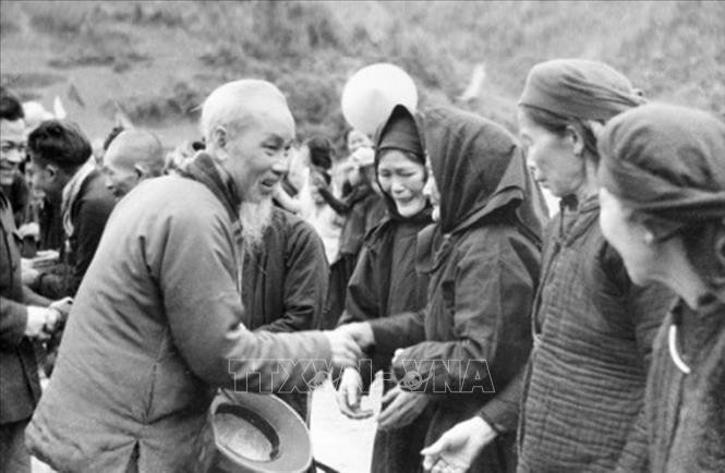 Trong suốt quá trình lãnh đạo cách mạng, Đảng ta và Chủ tịch Hồ Chí Minh luôn đặc biệt quan tâm, phát huy sức mạnh dân tộc và xác định đây là chủ trương xuyên suốt, nhất quán, làm nên sức mạnh nội sinh để chiến thắng. Trong ảnh: Nhân dân bản Pác Bó, xã Trường Hà, huyện Hà Quảng, tỉnh Cao Bằng vui mừng chào đón Bác Hồ về thăm, ngày 20/2/1961. Ảnh: Tư liệu TTXVN
