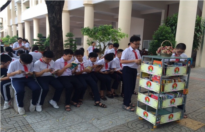 Tủ sách luôn sẵn sàng cho học sinh đọc sách dưới bóng cây xanh mát rượi Tủ sách luôn sẵn sàng cho học sinh đọc sách dưới bóng cây xanh mát rượi