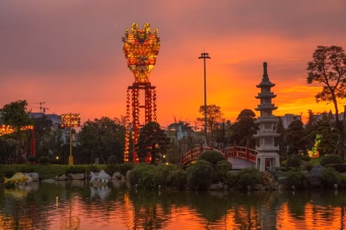 Hoàng hôn đỏ rực tạo nên khung cảnh lãng mạn chưa từng thấy