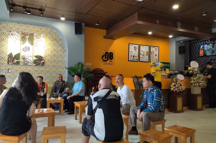 Đông đảo khách hàng đến thưởng thức cà phê thật trong ngày khai trương.