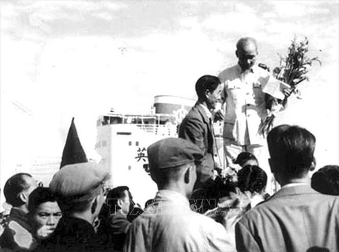 Sinh thời, Chủ tịch Hồ Chí Minh luôn dành cho kiều bào sự quan tâm đặc biệt. Kiều bào - những người con yêu của dân tộc đang phải sống xa quê hương, đất nước đều là con Hồng cháu Lạc, đều là con cháu Việt Nam, đều là anh em ruột thịt. Trong ảnh: Ngày 10/1/1960, Bác Hồ ra tận bến cảng Sáu Kho (Hải Phòng) để đón chuyến tàu đầu tiên chở 922 kiều bào từ Thái Lan trở về tham gia công cuộc kháng chiến, bảo vệ và xây dựng Tổ quốc. Ảnh: Tư liệu/TTXVN phát