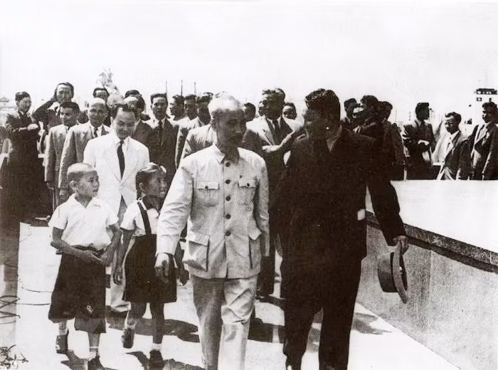 Chủ tịch Hồ Chí Minh và Chủ tịch Mông Cổ Iu.Sedenban tiến lên lễ đài Quảng trường Sukhbaatar dự cuộc mít tinh của nhân dân thủ đô Ulanbato chào mừng Người sang thăm hữu nghị Mông Cổ, tháng 7/1955. (Ảnh: Tư liệu/TTXVN phát)