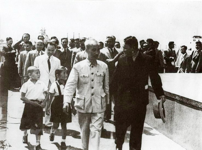 Chủ tịch Hồ Chí Minh và Chủ tịch Mông Cổ Iu.Sedenban tiến lên lễ đài Quảng trường Sukhbaatar dự cuộc mít tinh của nhân dân thủ đô Ulanbato chào mừng Người sang thăm hữu nghị Mông Cổ, tháng 7/1955. (Ảnh: Tư liệu/TTXVN phát) Chủ tịch Hồ Chí Minh và Chủ tịch Mông Cổ Iu.Sedenban tiến lên lễ đài Quảng trường Sukhbaatar dự cuộc mít tinh của nhân dân thủ đô Ulanbato chào mừng Người sang thăm hữu nghị Mông Cổ, tháng 7/1955. (Ảnh: Tư liệu/TTXVN phát)