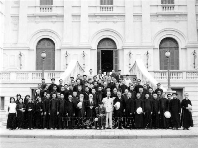 Đối với các thành phần tôn giáo, Chủ tịch Hồ Chí Minh rất tôn trọng tự do tín ngưỡng của đồng bào vì đó điều thiêng liêng trong sâu thẳm tâm linh mỗi con người, là quyền lợi chính đáng cần được bảo vệ. Trong ảnh: Chủ tịch Hồ Chí Minh với các đại biểu dự Hội nghị công giáo toàn quốc (9/3/1955). Ảnh: Tư liệu TTXVN