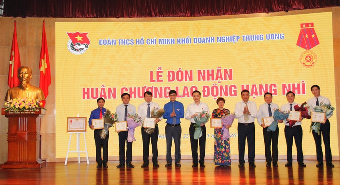 Các đồng chí Lãnh đạo Vietcombank: Tổng giám đốc Phạm Quang Dũng (thứ 6 từ phải sang), Phó Tổng giám đốc Nguyễn Thanh Tùng (thứ 2 từ phải sang) và Trưởng Ban kiểm soát Trương Lệ Hiền (thứ 5 từ phải sang) vinh dự nhận Kỷ niệm chương “Vì thế hệ trẻ” tại Lễ đón nhận Huân chương Lao động hạng Nhì của Đoàn Khối Doanh nghiệp Trung ương.