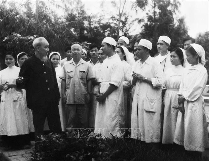 Hồ Chí Minh chỉ ra lực lượng của khối đại đoàn kết dân tộc là toàn dân trong đó lấy liên minh giữa giai cấp công nhân với giai cấp nông dân và đội ngũ trí thức làm nền tảng. Trong ảnh: Thăm bệnh xá Vân Đình, tỉnh Hà Tây, Người căn dặn cán bộ bệnh xá thực hiện “Lương y như từ mẫu” (20/4/1963). Ảnh: Tư liệu TTXVN