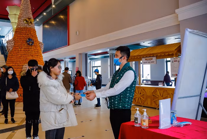 Khu du lịch phát khẩu trang miễn phí cho du khách