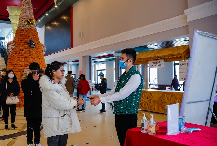 Khu du lịch phát khẩu trang miễn phí cho du khách Khu du lịch phát khẩu trang miễn phí cho du khách
