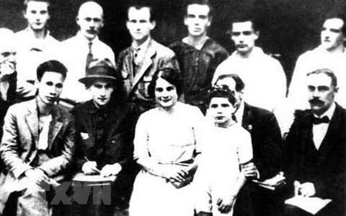 Ông Nguyễn Ái Quốc (người đầu tiên bên trái hàng ngồi) chụp ảnh với một số đại biểu tham dự Đại hội lần thứ V Quốc tế cộng sản tại Moskva, từ 17/6-8/7/1924. (Ảnh: Tư liệu/TTXVN phát) Ông Nguyễn Ái Quốc (người đầu tiên bên trái hàng ngồi) chụp ảnh với một số đại biểu tham dự Đại hội lần thứ V Quốc tế cộng sản tại Moskva, từ 17/6-8/7/1924. (Ảnh: Tư liệu/TTXVN phát)