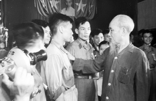 Chủ tịch Hồ Chí Minh nói chuyện với các chiến sỹ tại Đại hội thi đua ''Quyết tâm đánh thắng giặc Mỹ xâm lược'' của các lực lượng vũ trang nhân dân lần thứ nhất. (Ảnh: TTXVN) Chủ tịch Hồ Chí Minh nói chuyện với các chiến sỹ tại Đại hội thi đua ''Quyết tâm đánh thắng giặc Mỹ xâm lược'' của các lực lượng vũ trang nhân dân lần thứ nhất. (Ảnh: TTXVN)