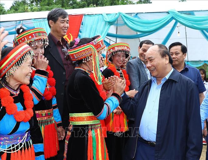 Thủ tướng Nguyễn Xuân Phúc dự Ngày hội Đại đoàn kết toàn dân tộc cùng đồng bào dân tộc thôn Tân Thành, xã Nông Thượng, thành phố Bắc Kạn, tỉnh Bắc Kạn, chiều 19/11/2017. Ảnh: Thống Nhất/TTXVN