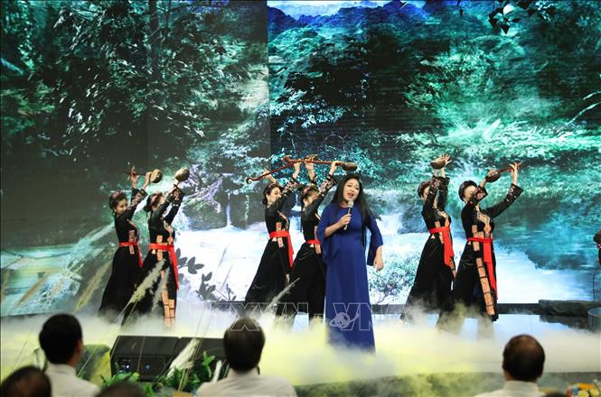 Tiết mục biểu diễn nghệ thuật tại Chương trình. Ảnh: Thống Nhất/TTXVN