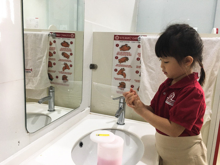 Rèn luyện cho trẻ kỹ năng bảo vệ sức khỏe như đeo khẩu trang, rửa tay đúng cách,... Rèn luyện cho trẻ kỹ năng bảo vệ sức khỏe như đeo khẩu trang, rửa tay đúng cách,...