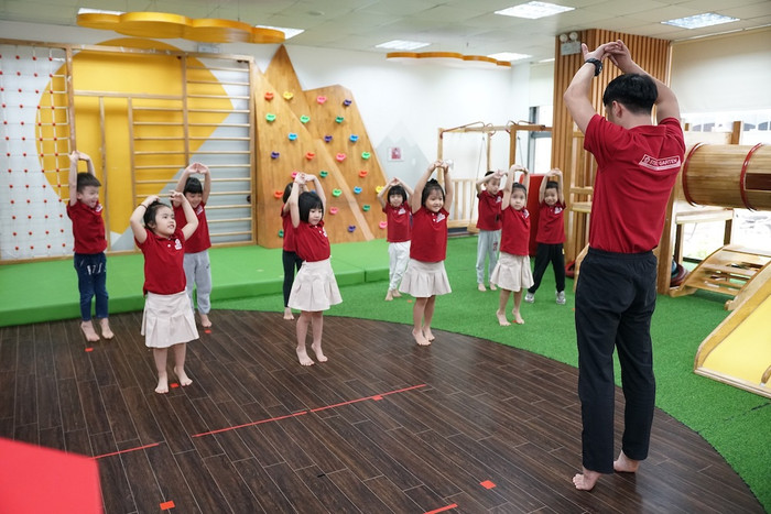 Nên cho trẻ rèn luyện thói quen dậy đúng giờ và tham gia các bài tập thể dục buổi sáng Nên cho trẻ rèn luyện thói quen dậy đúng giờ và tham gia các bài tập thể dục buổi sáng
