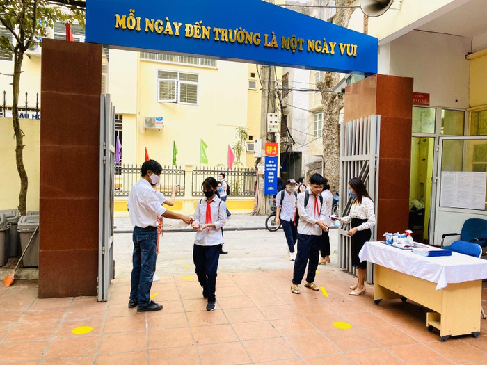 Các em học sinh được sát khuẩn tay trước khi vào lớp học Các em học sinh được sát khuẩn tay trước khi vào lớp học