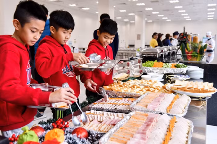 Học viên PVF được chăm lo kỹ lưỡng trong từng bữa ăn. Chế độ dinh dưỡng được tính toán khoa học đảm bảo vừa ngon miệng vừa hỗ trợ quá trình trưởng thành, tập luyện của học viên.