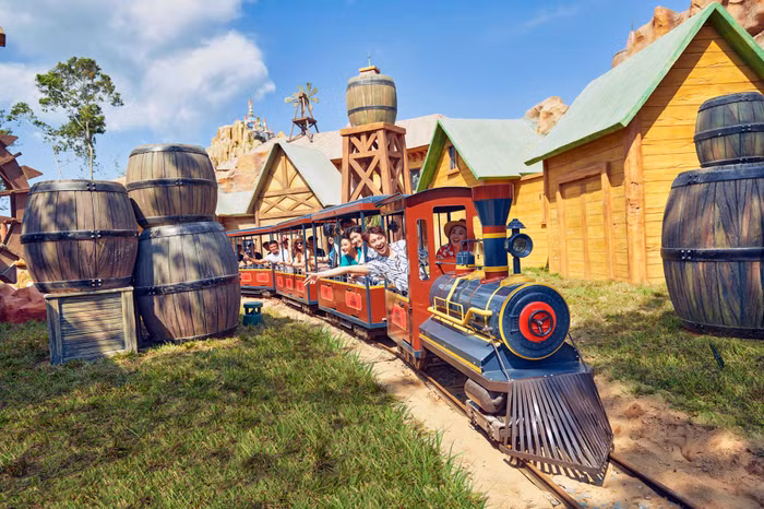 Trên tay “tấm vé trở về tuổi thơ”, du khách lên tàu và phiêu lưu đến thế giới cổ tích hằng mong ước. Trên tay “tấm vé trở về tuổi thơ”, du khách lên tàu và phiêu lưu đến thế giới cổ tích hằng mong ước.