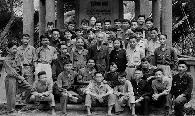 Tin tưởng vào trí tuệ và sức mạnh to lớn của nhân dân, Chủ tịch Hồ Chí Minh khẳng định lực lượng toàn dân là lực lượng vĩ đại hơn hết, không ai chiến thắng được. Trong ảnh: Bác Hồ với các đại biểu về dự Đại hội chiến sĩ thi đua và cán bộ gương mẫu toàn quốc họp tại Việt Bắc, từ ngày 1 - 6/5/1952. Ảnh: Tư liệu TTXVN