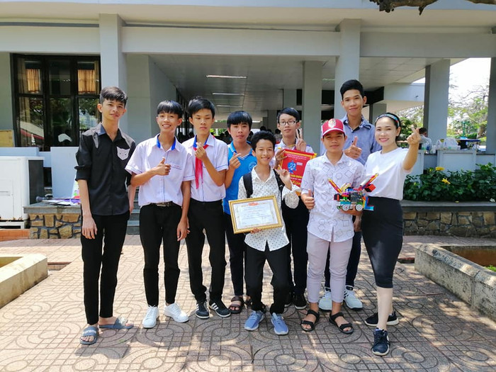 Cô Võ Thị Sương phụ trách học sinh trong cuộc thi Robotacon năm học 2018-2019, đạt giải thiết kế sáng tạo Cô Võ Thị Sương phụ trách học sinh trong cuộc thi Robotacon năm học 2018-2019, đạt giải thiết kế sáng tạo