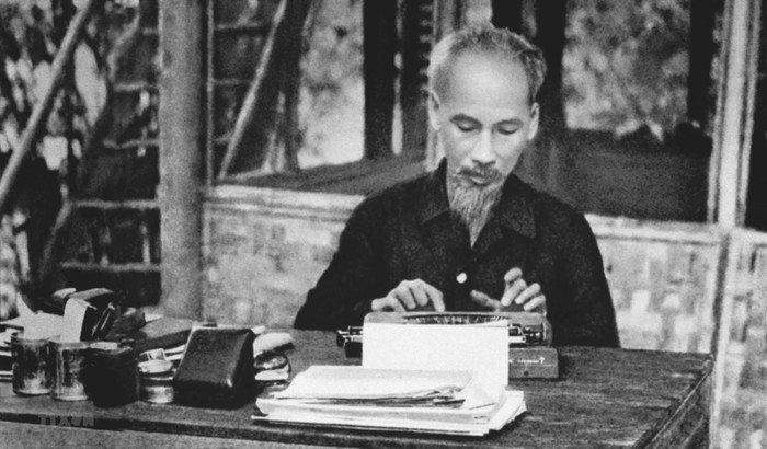 Chủ tịch Hồ Chí Minh luôn quan tấm đến việc xây dựng đội ngũ cán bộ. Chủ tịch Hồ Chí Minh luôn quan tấm đến việc xây dựng đội ngũ cán bộ.