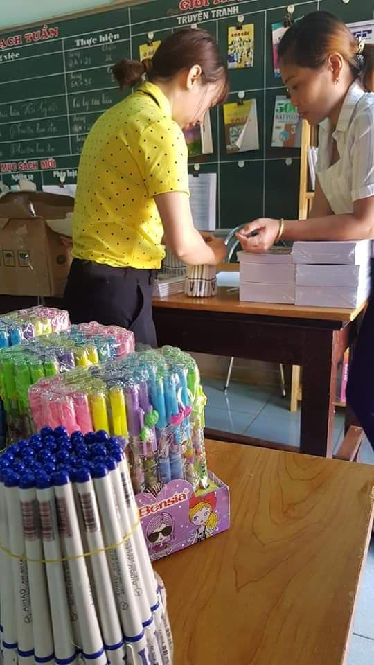 Cô Hà Thị Mai Hương cùng các cô giáo trong trường sắp xếp sách vở, dụng cụ học tập tặng học trò Cô Hà Thị Mai Hương cùng các cô giáo trong trường sắp xếp sách vở, dụng cụ học tập tặng học trò